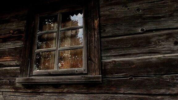 夏天有窗户的乡村木屋
