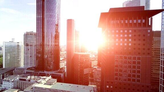 日落时分的摩天大楼城市景观