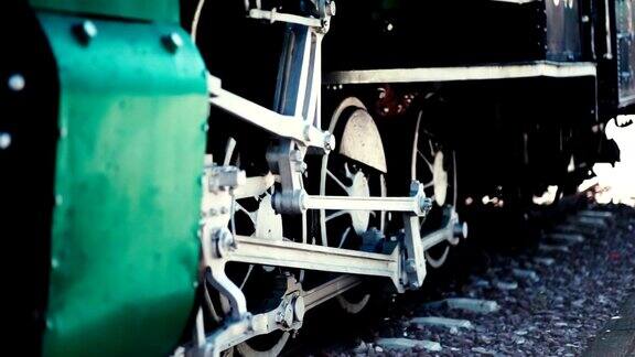 在泰国清迈的铁路站场展出的蒸汽机车车轮