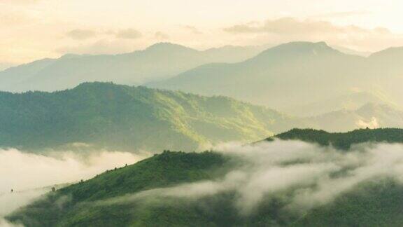 4k时间流逝日出和山的雾泰国MaeMoei国家公园