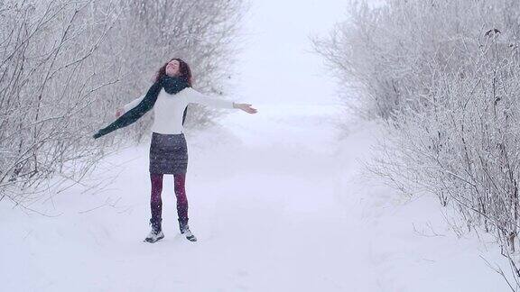 一个女孩在白雪覆盖的公园里散步