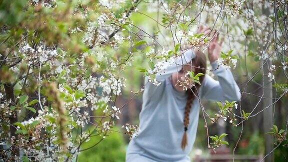 女孩在樱桃树枝间奔跑夏日慢镜头