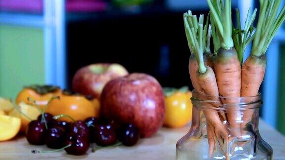 胡萝卜在玻璃罐中越过各种水果模糊的背景