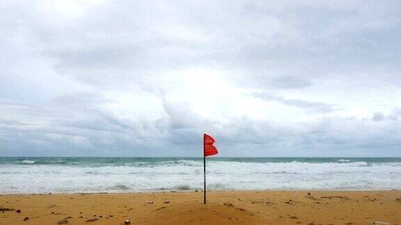 海滩上有红色危险标志