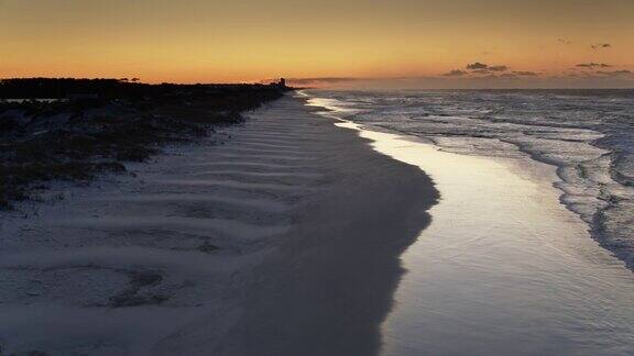 在佛罗里达州格雷顿海滩的白色沙滩上海浪破碎-无人机拍摄