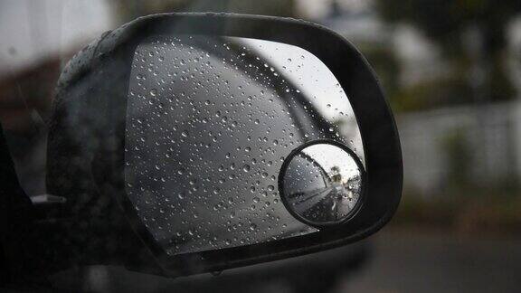 车侧镜和雨滴