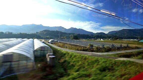 从别府到玉府的日本火车窗口景色