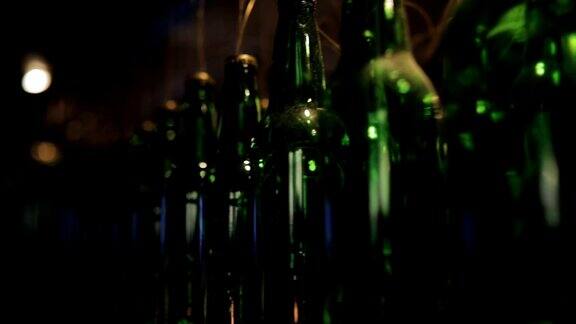 酒吧里一排一排的啤酒瓶
