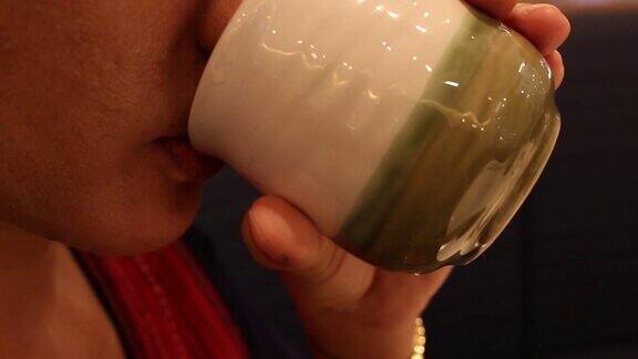 女人喝热绿茶