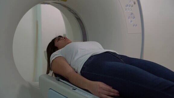 拉丁美洲年轻女性病人准备在医院做脑部核磁共振扫描