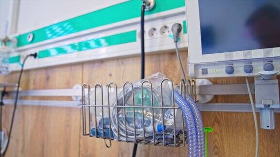 医院病房的墙上附有现代化的先进设备产后重症监护病房的管子和电线