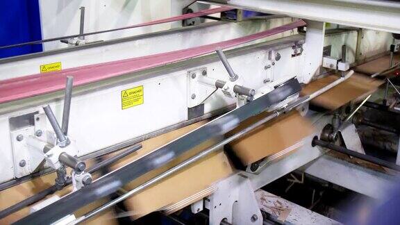 生产线通过切割工具运输纸板
