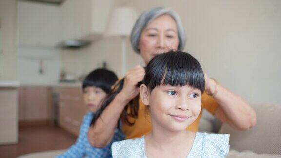 亚洲祖母给孙女梳头