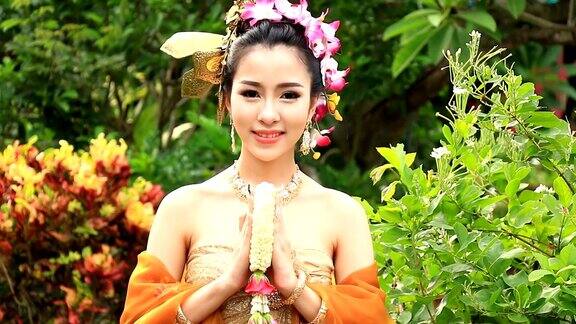 身着泰国传统服饰的泰国美女敬礼(2镜头)