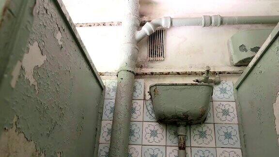 废弃医院的厕所平稳而缓慢的摄影