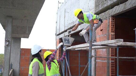 在建筑工地监督工作人员的女工程师