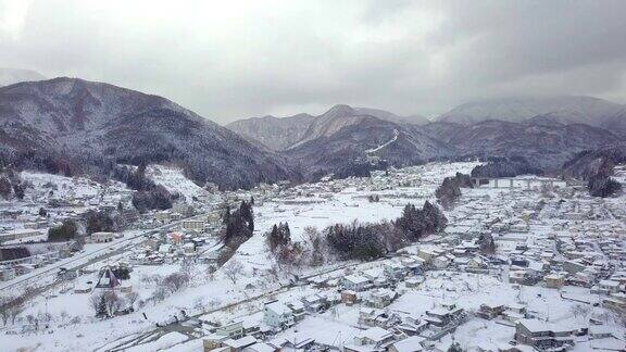 鸟瞰图的雪在冬天在山内在长野日本