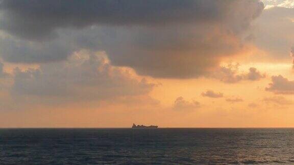 日落时海平线上的船