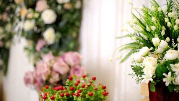 婚礼装饰桌上有一束人造花