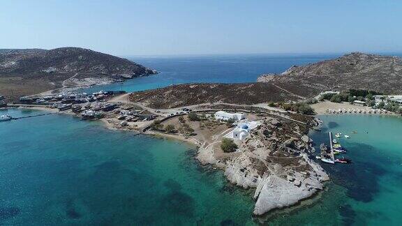 从空中俯瞰希腊基克拉迪群岛帕罗斯岛的蒙纳斯蒂里海滩