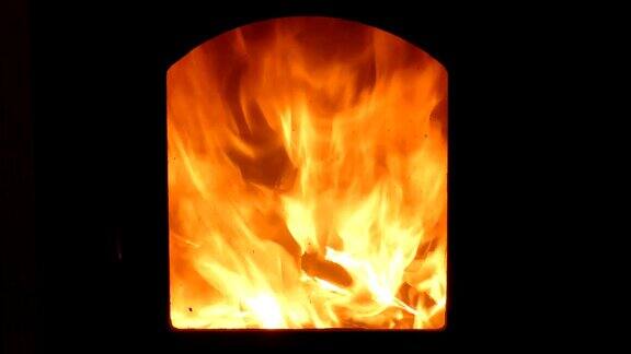 在炉子里燃烧木头和煤