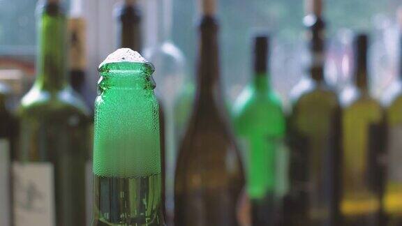 绿色的啤酒瓶子