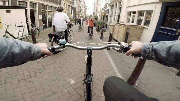 在荷兰阿姆斯特丹街道上骑行