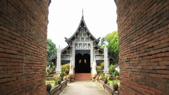 泰国佛教寺庙的淘金