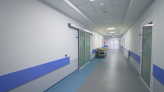 带门的长廊医院里长长的空光走廊