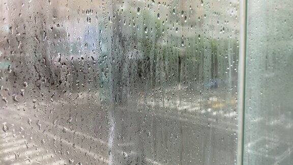 雨后从车窗后看到的公路风景