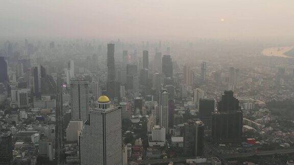 泰国曼谷清晨商业中心的日出和交通的空中运动场景