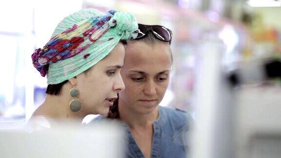 两个美女在超市选购身体护理产品