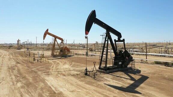 油泵抽油机工作过程中石油工业设备早上好蓝色的天空加州美国国家