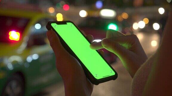 移动绿色屏幕上的新技术女性触摸手机屏幕