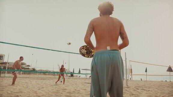 朋友们玩沙滩网球玩得很开心