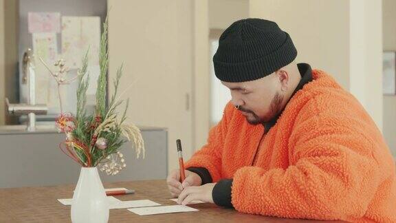 年轻的日本男性正在写新年卡片