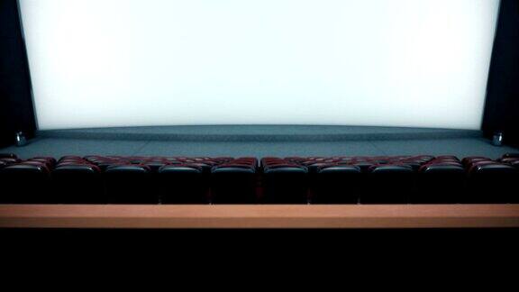 有空白屏幕和空座位的电影院大厅现代设计与引人注目的照明霓虹灯照明墙上有音响系统电影院大厅没有人白色屏幕与复制空间3D动画
