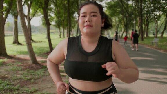 超重的女人在锻炼