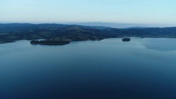 大湖上漂浮的岛屿
