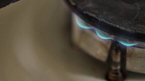 节气与家庭和天然气的价格煤气燃烧器与缓慢减弱的蓝光