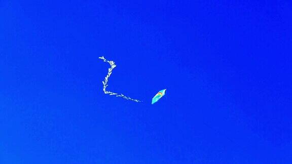 一只风筝在蓝天上飞翔