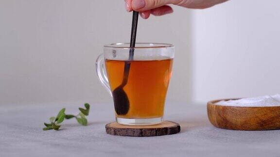 如何在一杯茶中加入天然甜味剂赤藓糖醇
