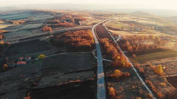 航拍树林中的乡村道路