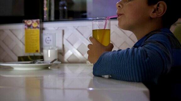 小男孩喝果汁