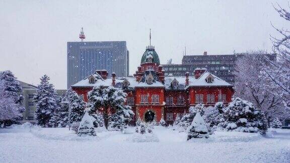 日本北海道札幌市前北海道政府办公楼正在下雪