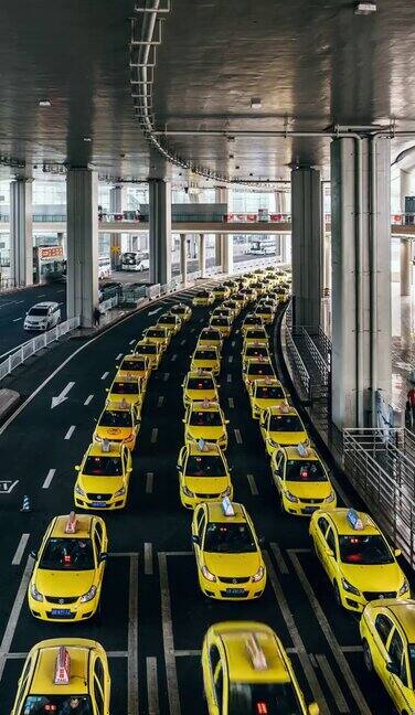 机场出口处繁忙的出租车队伍
