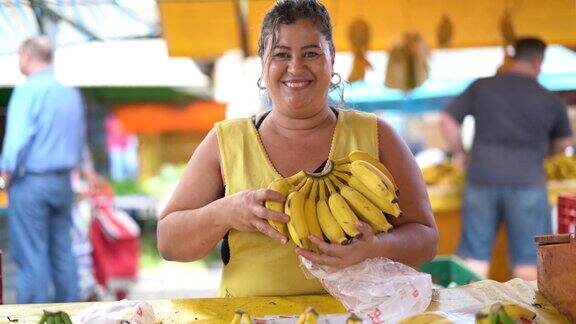 自信的主人肖像-在农贸市场卖香蕉