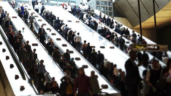 伦敦地铁站里乘坐自动扶梯的人们