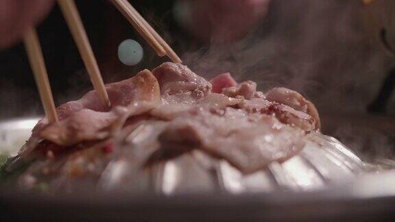 在热锅上烤的猪肉片