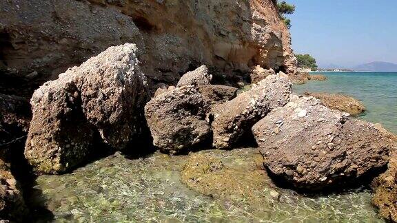 海水侵蚀岩石嶙峋的海岸线上的崎岖悬崖